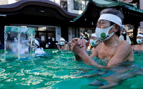 Japanese people wear masks to soak in ice water baths and pray for the end of the coronavirus pandemic