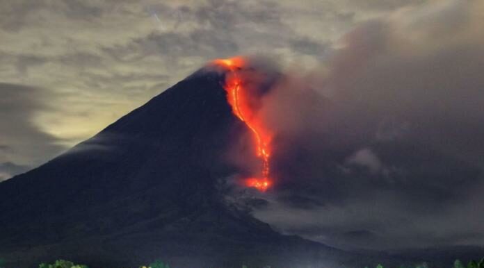 Indonesian volcano erupts smoke columns directly into the sky. Authorities call on people to be alert to danger.