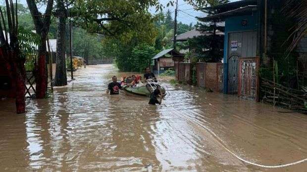Floods and landslides occurred in Menado, Indonesia, and 6 people were killed.