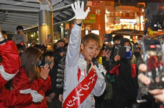 A Japanese singer was elected as a city councilor: dyed blonde hair, danced and canvassed for votes