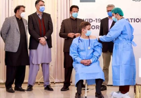 809a1fda25f47f929d3e916d085f38aa Pakistan launches coronavirus vaccination Prime Minister attends ceremony to thank China