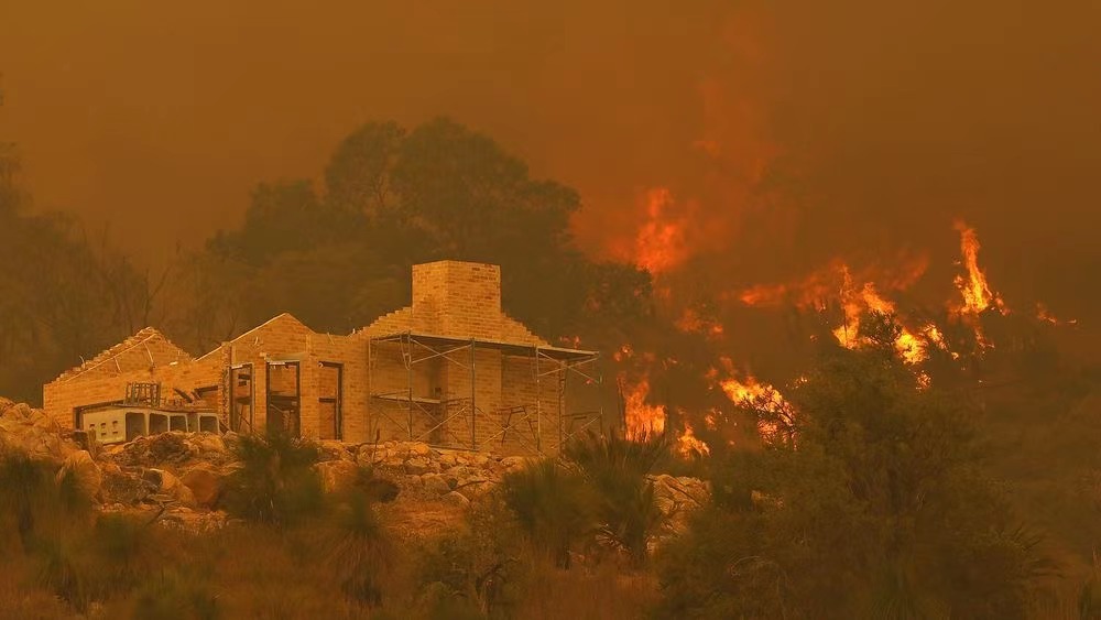 The Perth forest fire in Perth, Australia, is still going on, with an over-fire area of more than 9,000 hectares.
