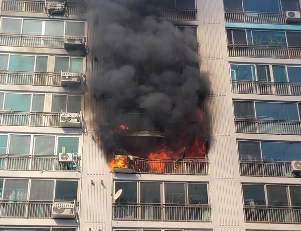 An apartment in South Korea caught fire: Woman was seriously injured, 4-year-old daughter died on the spot