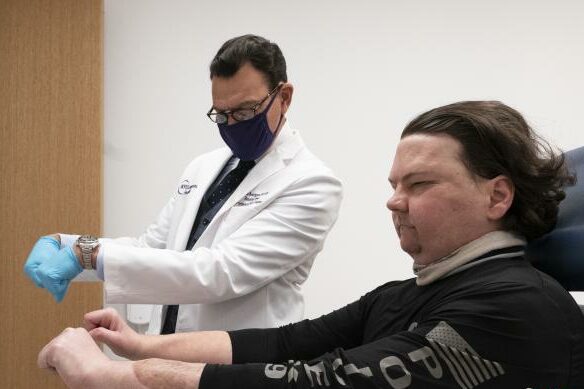 A man successfully completed the face-changing operation, which is the first case in the world.