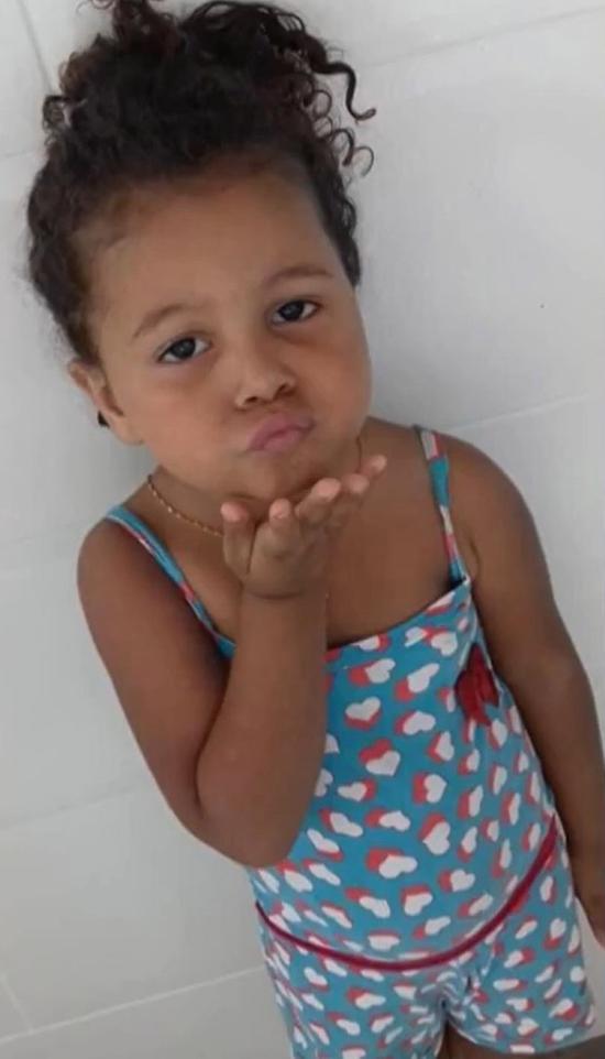 Brazilian police accidentally shot and killed a 5-year-old girl and refused to rescue her. The reason made the parents collapse.