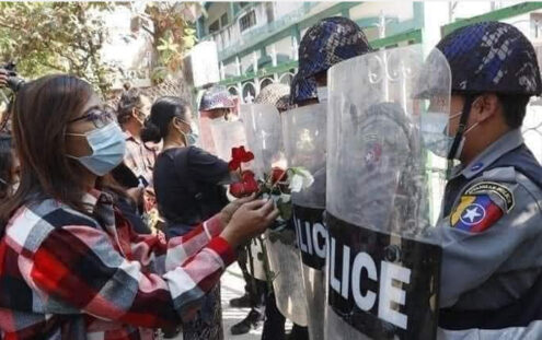 There were large-scale protests in Myanmar for two consecutive days, and both the police and the people were more restrained.