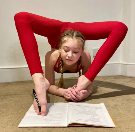 A 13-year-old girl in the UK practiced Jiu-Jitsu hard during the pandemic: 15 hours a week, splitting while doing homework