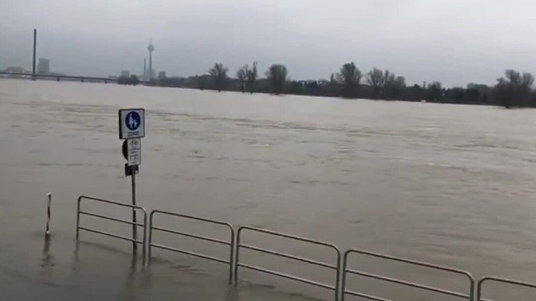 The weather in Germany is abnormal. Snow melting and rain caused flooding in the lower Rhine River.