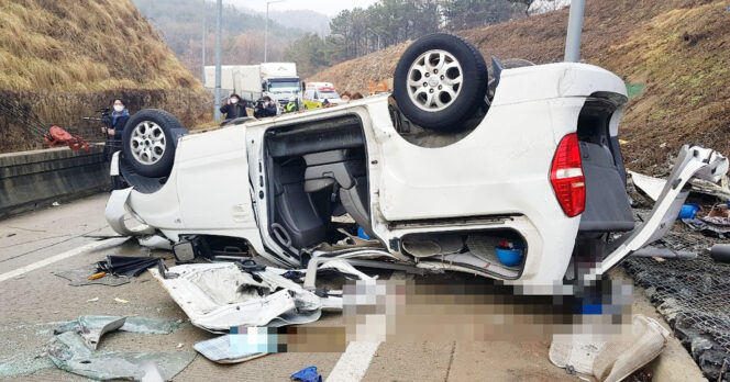 A serious car accident occurred on a highway in South Korea, killing and injuring 10 Chinese citizens.