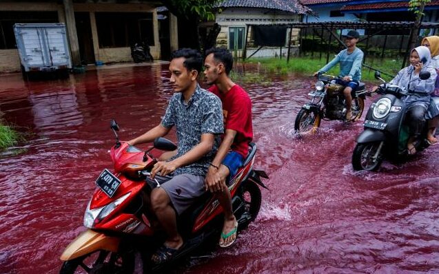 The flood turned into "red water"? Indonesian batik factory was flooded and accidentally became a punching point