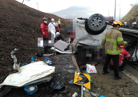 A serious car accident occurred on a highway in South Korea, killing and injuring 10 Chinese citizens.