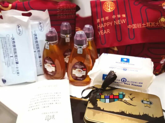 Mountains and rivers are not separated from each other. The embassy in Turkey distributes "Spring Festival bags" to Chinese citizens.