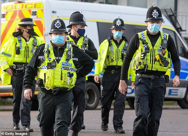 Nearly 100 British policemen wanted to jump the queue for vaccination and were persuaded to leave by the police on duty.