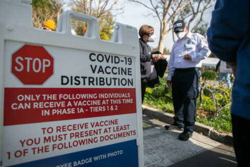 The data of coronavirus vaccination in California, USA, is chaotic, affecting vaccine distribution.