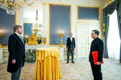 The new ambassador to the Netherlands Tan Jian handed in his credentials to King William Alexander.