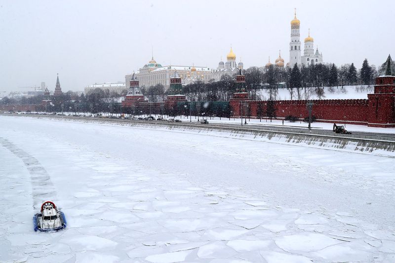 Moscow suffered the largest snowfall in nearly 50 years, and the thickness of snow in the urban area was nearly 56 centimeters.