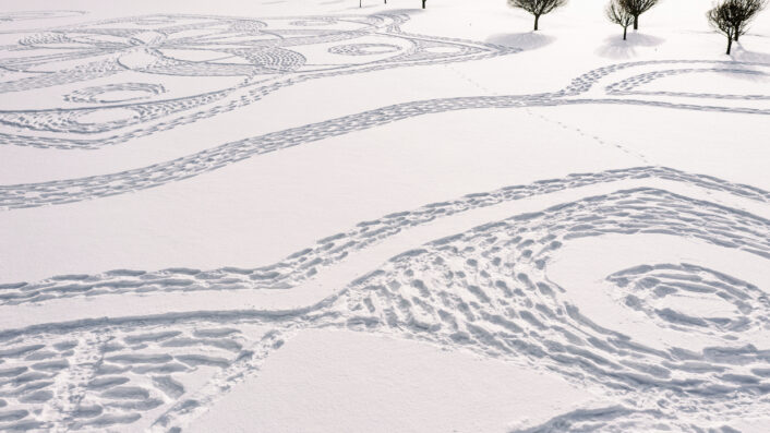 Finnish artist stepped on the snowflake pattern with thousands of footprints in two days.