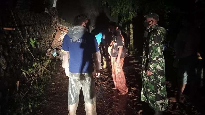 Landslides occurred in the Zhu area of East Java, Indonesia, 20 people are missing