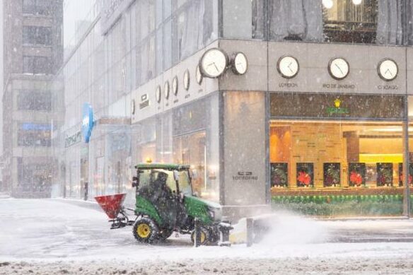 Snowfall is close to the record. Moscow is busy sweeping snow.