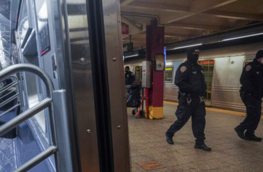 A two-year-old boy in the United States was beaten by beggars in the subway. The suspect is at large.