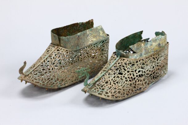 South Korea sealed a pair of copper shoes with faucets as treasures. Experts sighed, "It's too rare!"