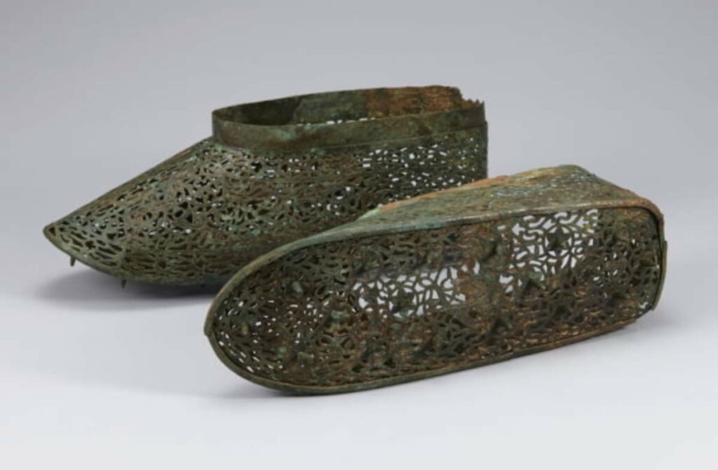 image 583 South Korea sealed a pair of copper shoes with faucets as treasures. Experts sighed "It's too rare!"