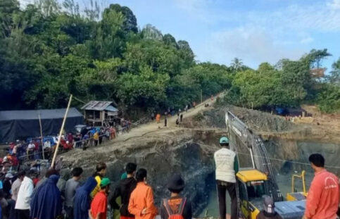 An illegal gold mine in Indonesia collapsed. Dozens of people were trapped. Three people have been rescued.