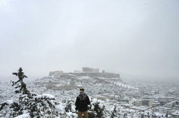 Blizzard hits Greece hard. Mayor of Athens: Lessons should be learned and necessary reforms should be carried out.