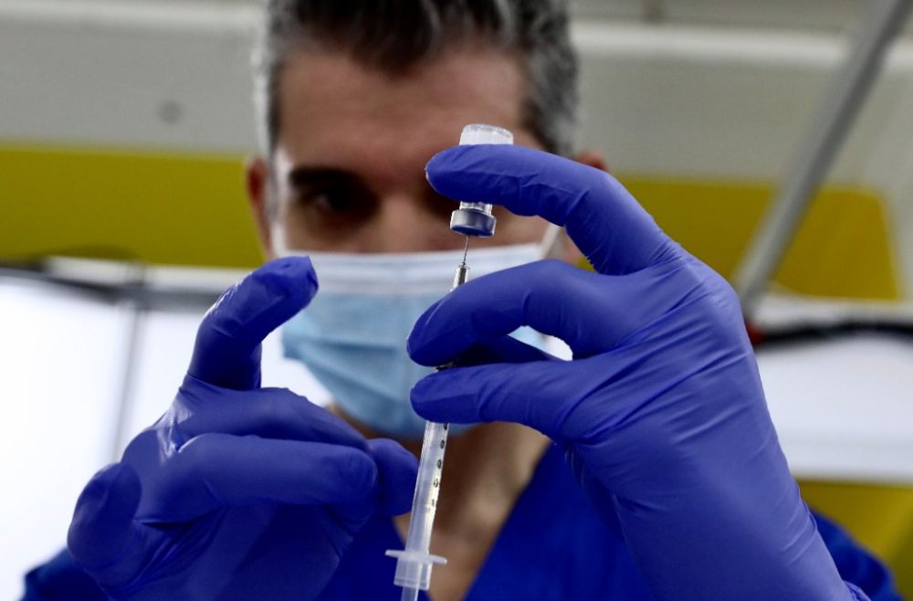 U.S. officials: U.S. coronavirus vaccine must be "self-use" first