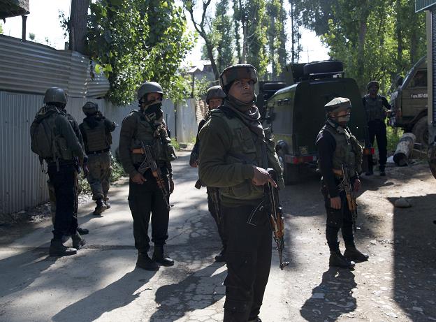 Gunfights broke out in Kashmir in succession. Three Indian policemen were killed by armed personnel.