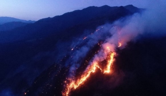 South Korea's Gangwon Province wildfires continue to burn. Fire departments sent 12 helicopters to participate in the fire fighting.