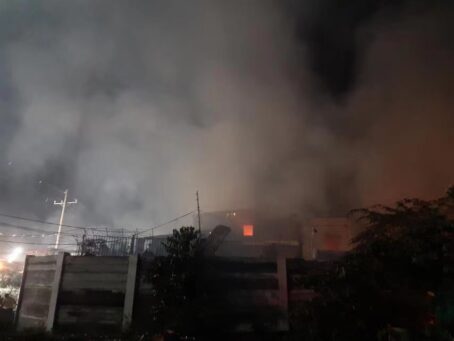 At least five people died in a fire in a community in the Philippine capital.