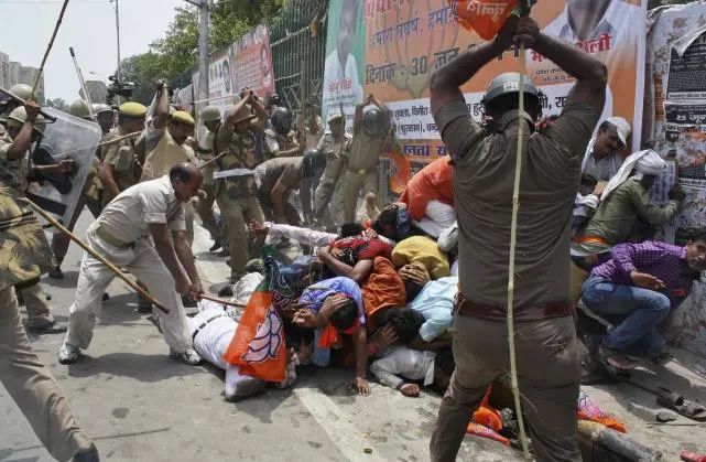 image 75 Indian police are equipped with "all-metal" weapons and armor. Indian media: In order to resist protest farmers