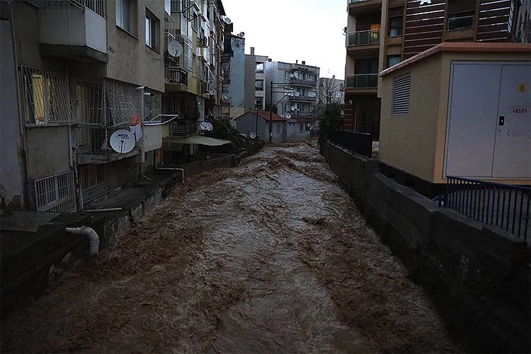 image 78 Heavy rains in İzmir Turkey caused severe flooding. The mayor appealed to citizens not to go out.