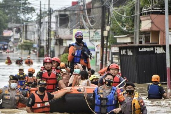 Heavy flooding in the Indonesian capital 200 communities were hit, 5 people died