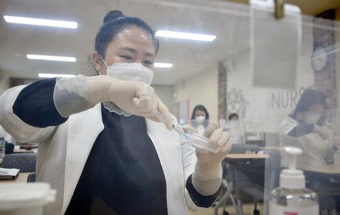 South Korea will vaccinate foreigners over the age of 75 with the Coronavirus