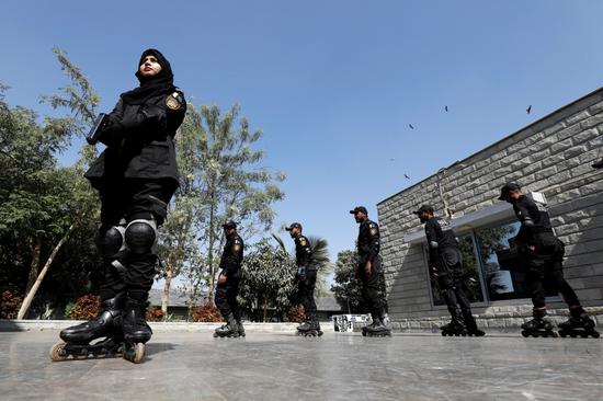 Pakistani police set up a roller skating team to combat street crime