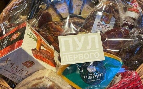 Sochi meeting, Belarus president sent Putin a basket of food.