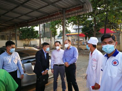 The Chinese Embassy in Cambodia visited Chinese citizens who were quarantined and diagnosed with COVID-19.