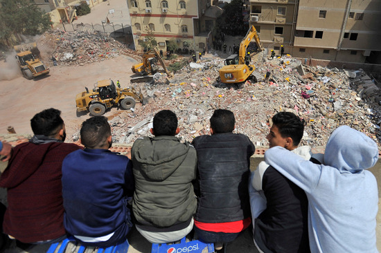 16 people died in the collapse of a residential building in the Egyptian capital. Ten-story building turned into ruins in a flash.