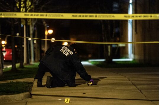A bus party in Chicago, USA, was shot, killing 1 and injuring 3