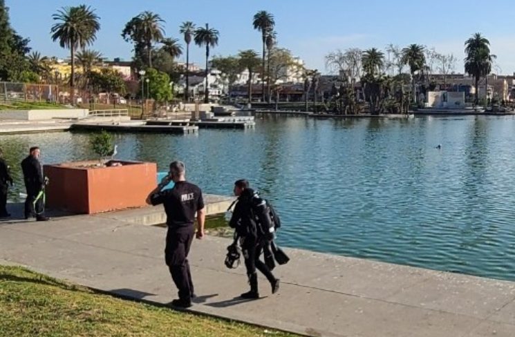U.S. police confronted a woman suspected of holding a gun for nearly three hours, suspected of swimming in the lake to avoid
