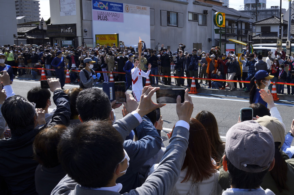 Tokyo Olympic torch relay accident again: the box containing the torch caught fire
