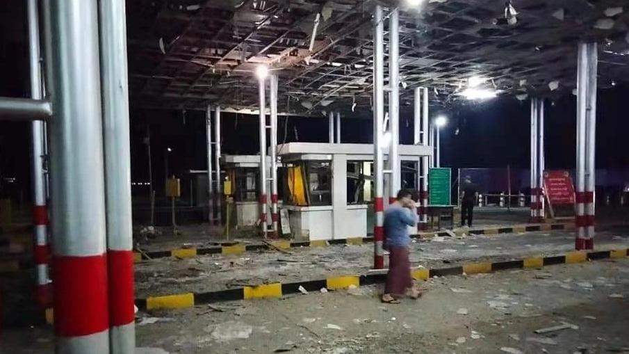 A violent explosion occurred at a toll station on the Myanmar Mujie-Mandler Highway, injuring three people.