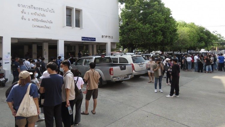 Thailand's new coronavirus outbreak has caused a large number of people to queue up for testing.
