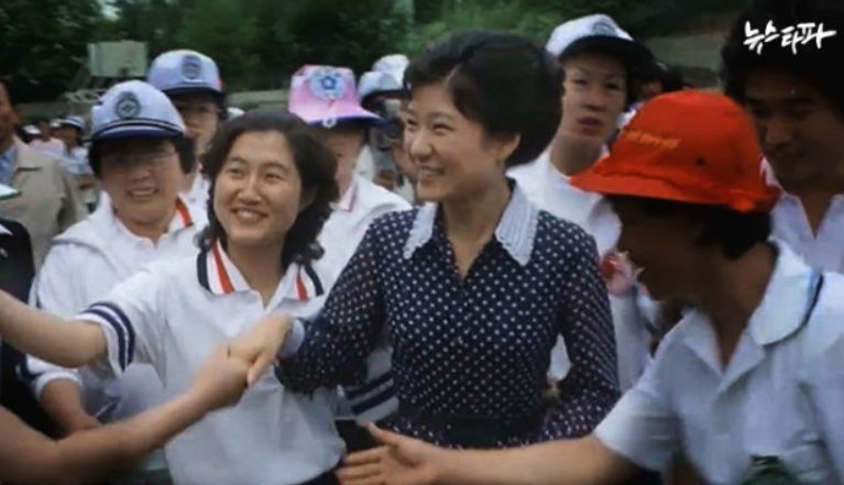 Cui Shunshi accused him of being sexually harassed by the staff of the detention center. She was Park Geun-hye's best friend.