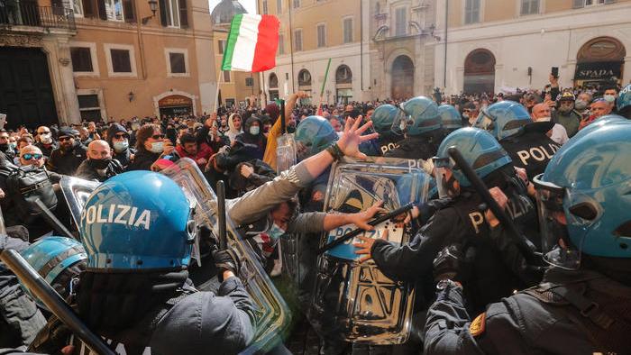 Restaurants and commercial operators in many parts of Italy protested to reopen.