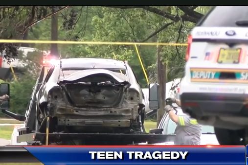 A 17-year-old girl in the United States tried to escape from a fire car and accidentally stepped on a wire and was electrocuted to death.