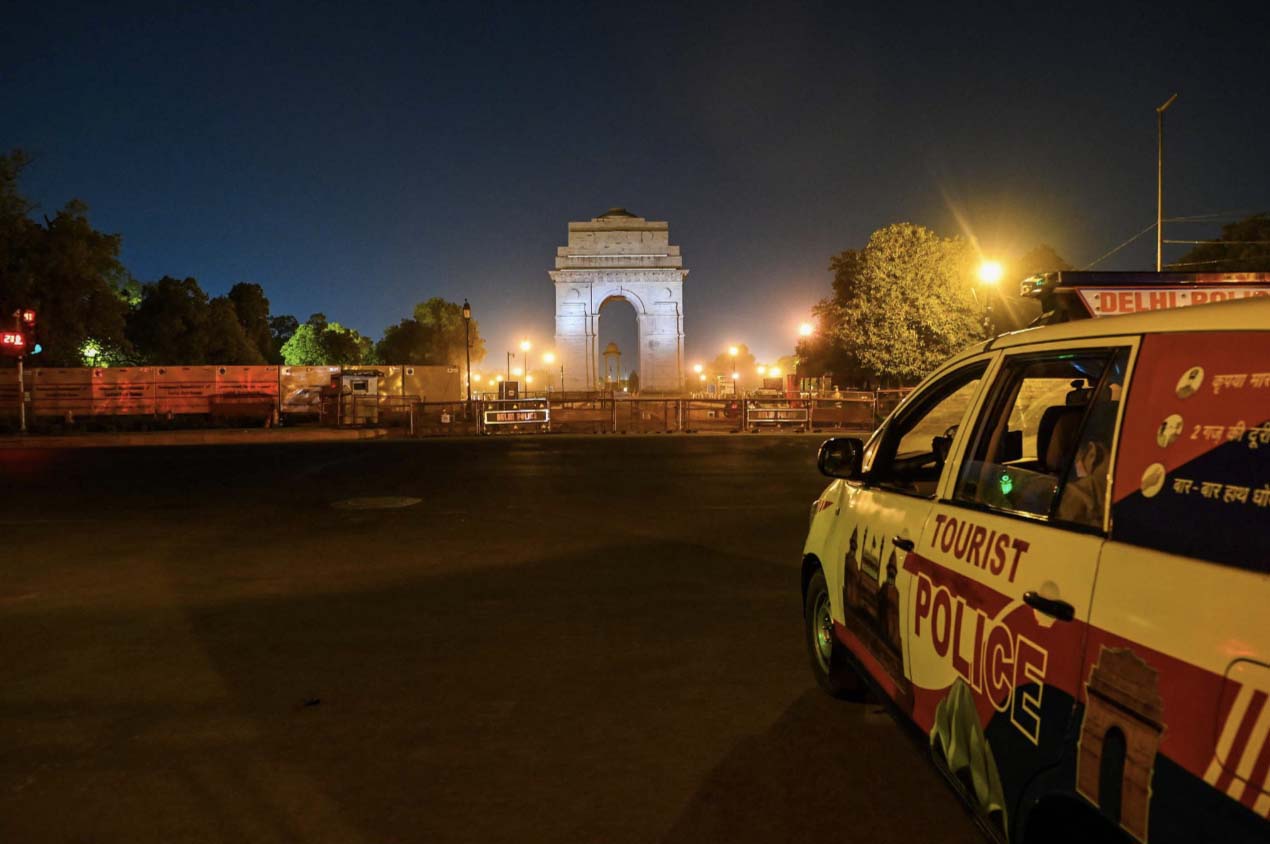 In order to curb the spread of COVID-19, New Delhi, the capital of India, imposes a curfew.