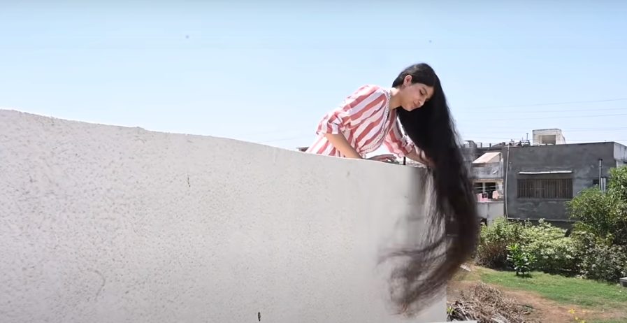 image 16 9 The world's longest hair cut girl: 12 years without a haircut 2 meters long known as long hair princess